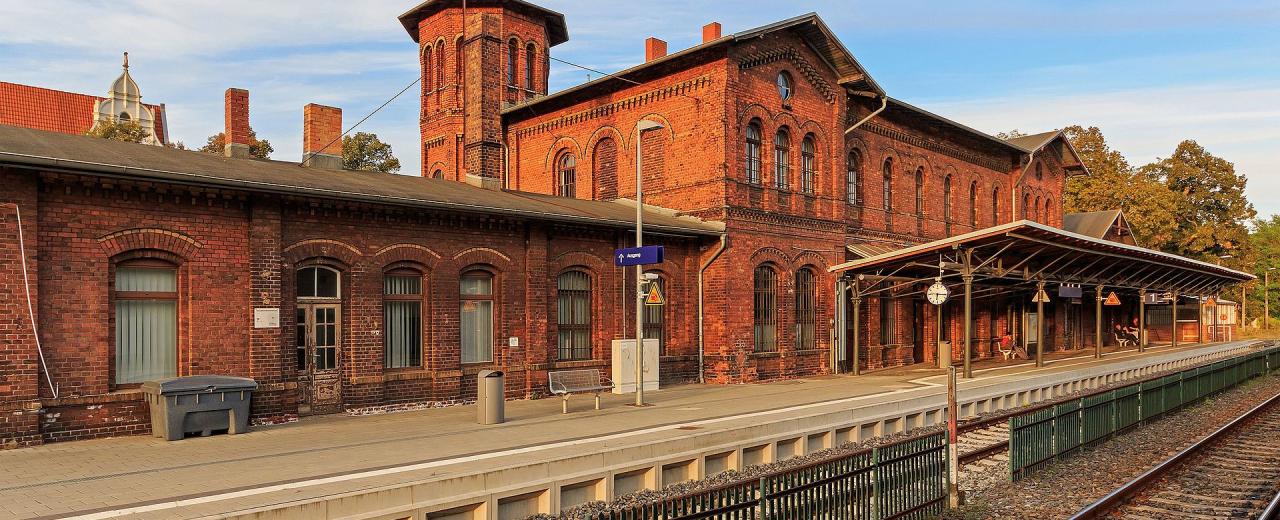 Bahnhof in Forst (Lausitz) - Quelle: Von A.Savin (Wikimedia Commons · WikiPhotoSpace) - Eigenes Werk, FAL, https://commons.wikimedia.org/w/index.php?curid=54520607